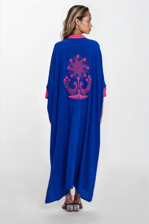 Saks Hakim Yaka Yarım Patlı Yırtmaçlı Nakış İşlemeli  Büyük Beden Elbise