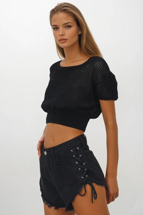 Siyah 4 Cepli Bağcık Detaylı Püsküllü Kot Şort