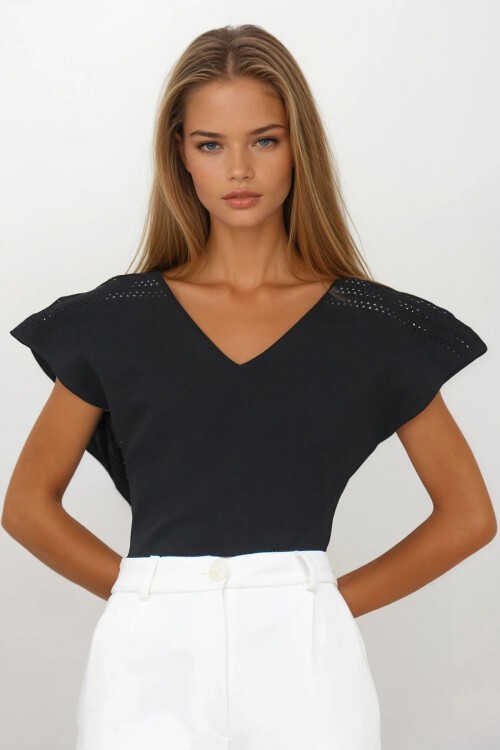 Siyah Ajurlu Kolları Yırtmaç Detaylı Triko Bluz