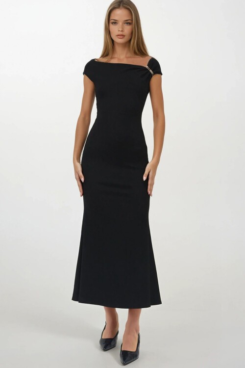 Siyah Aksesuar Detaylı Drape Yaka Maxi Boy Fitilli Elbise