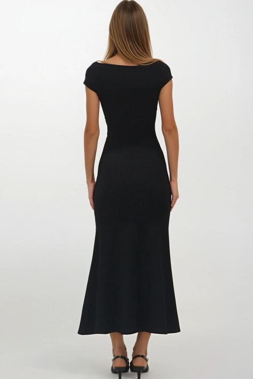 Siyah Aksesuar Detaylı Drape Yaka Maxi Boy Fitilli Elbise