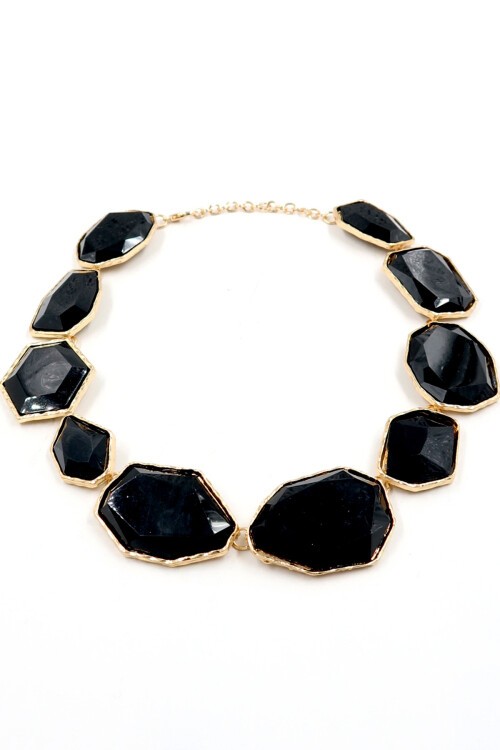 Siyah Altın Çerçeveli Asimetrik Taşlı Kolye