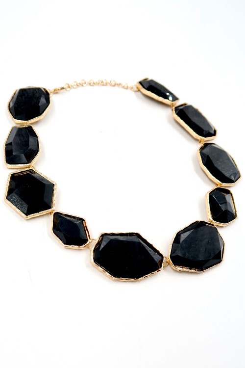 Siyah Altın Çerçeveli Asimetrik Taşlı Kolye