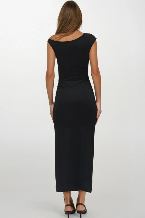 Siyah Asimetrik Yaka Halka Detaylı Yanı Büzgülü Midi Boy Elbise