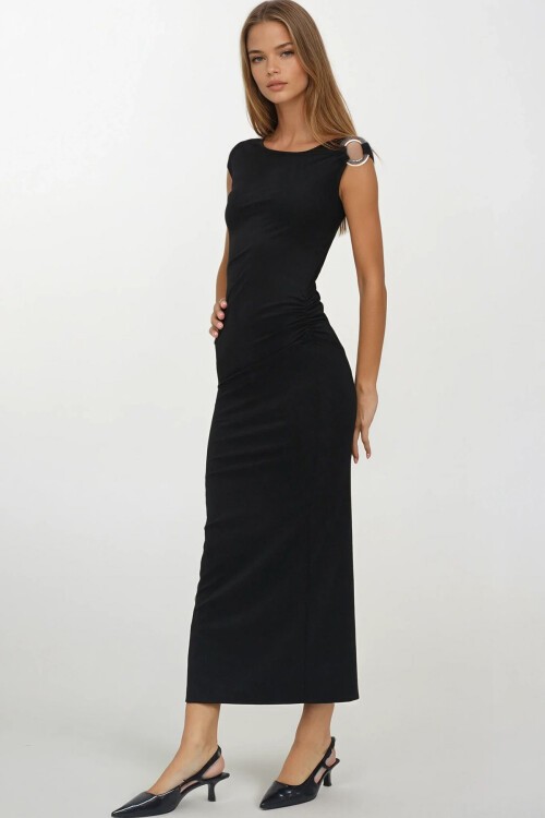 Siyah Asimetrik Yaka Halka Detaylı Yanı Büzgülü Midi Boy Elbise