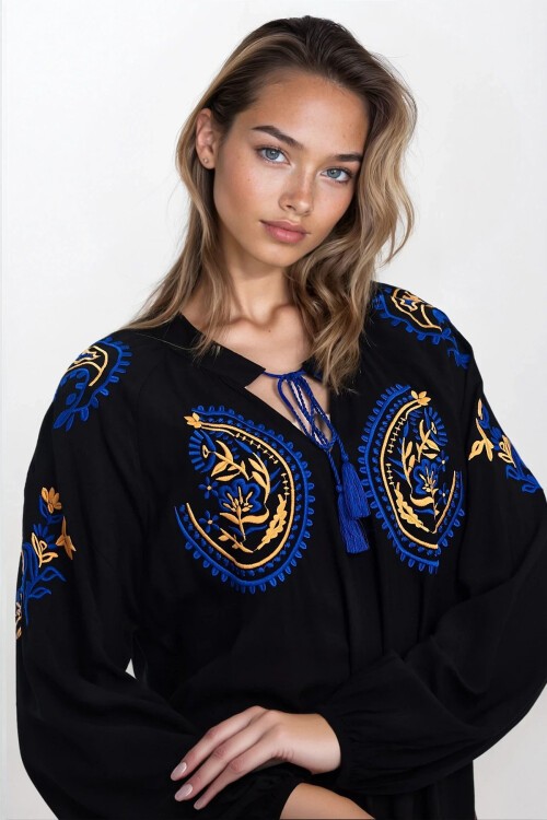 Siyah Bağlama Detaylı Nakışlı Büyük Beden Viskon Elbise