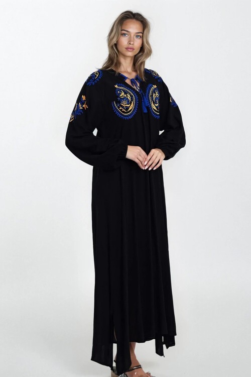 Siyah Bağlama Detaylı Nakışlı Büyük Beden Viskon Elbise