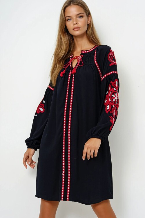 Siyah Balon Kol Nakışlı Yazlık Midi Boy Elbise