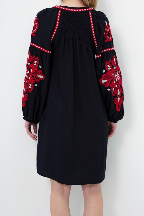 Siyah Balon Kol Nakışlı Yazlık Midi Boy Elbise