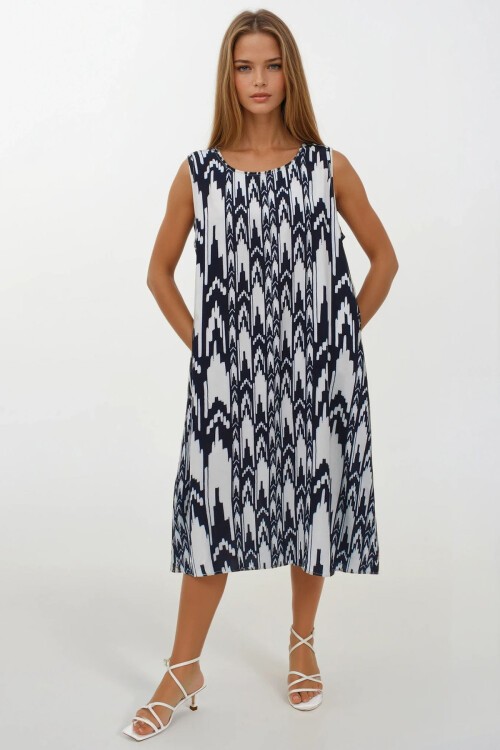 Siyah-Beyaz Desenli Çift Cepli Kolsuz Rahat Kesim Elbise