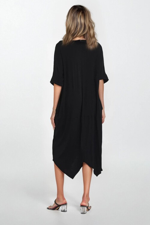 Siyah Çiçek Nakışlı Asimetrik Kesim Çift Cepli Büyük Beden Elbise