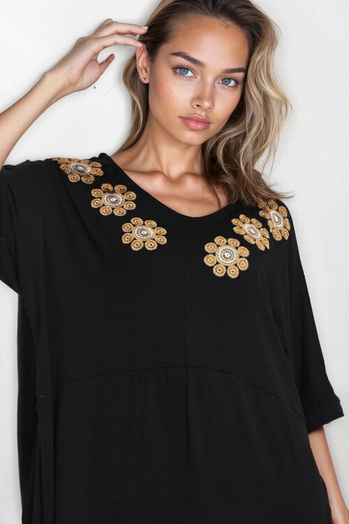 Siyah Çiçek Nakışlı Asimetrik Kesim Çift Cepli Büyük Beden Elbise