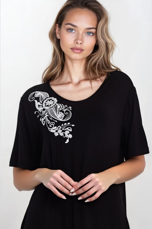 Siyah Çiçek Nakışlı Geniş Yaka Büyük Beden Viskon Elbise