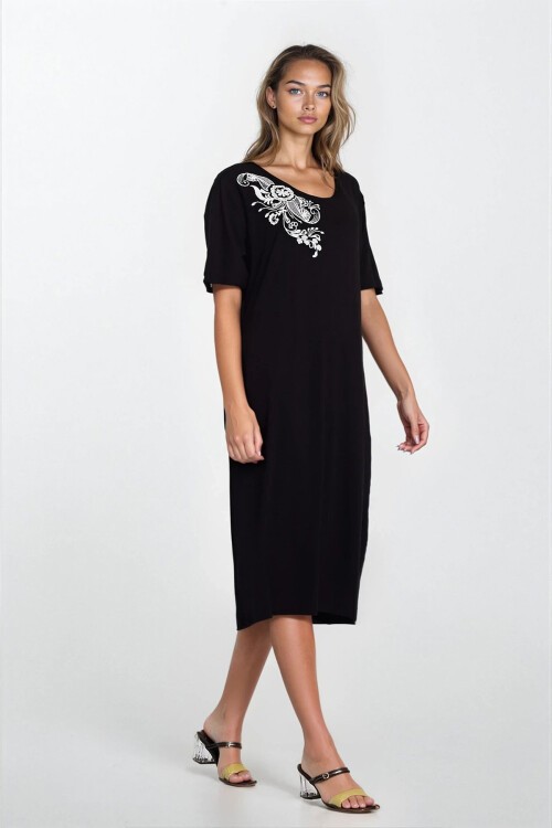Siyah Çiçek Nakışlı Geniş Yaka Büyük Beden Viskon Elbise