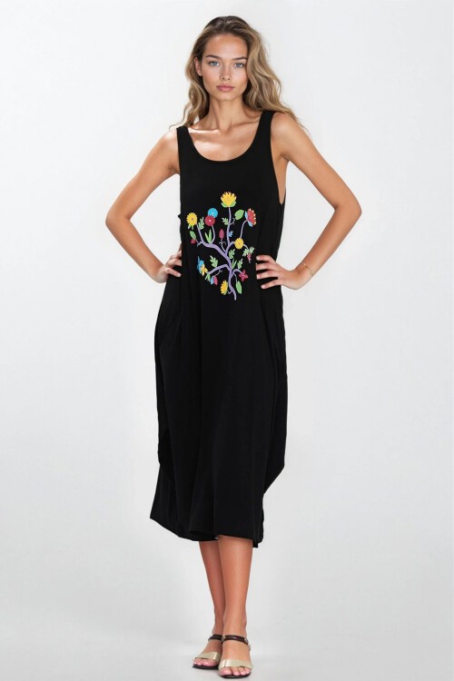 Siyah Çift Cepli Çiçek Nakışlı Askılı Büyük Beden Elbise