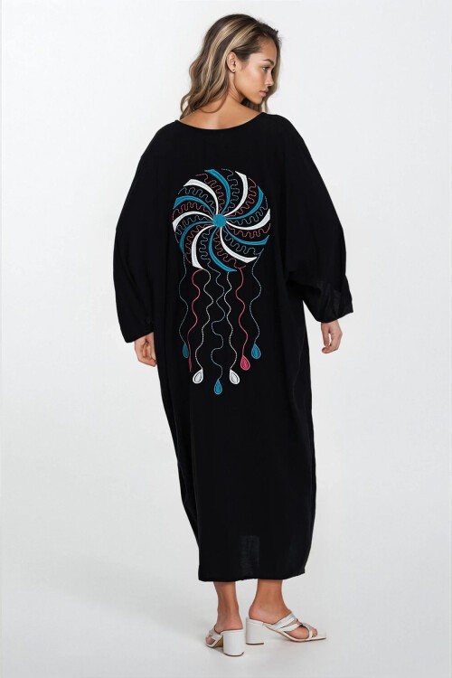 Siyah Çift Cepli Nakışlı Düğmeli Büyük Beden Elbise