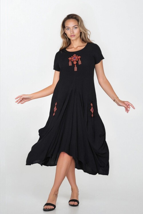 Siyah Çift Cepli Nakışlı Eteği Asimetrik Kesim Büyük Beden Elbise