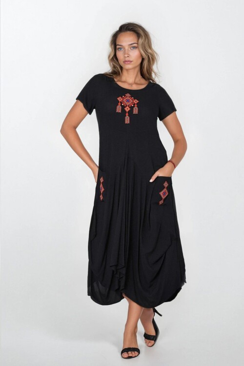 Siyah Çift Cepli Nakışlı Eteği Asimetrik Kesim Büyük Beden Elbise