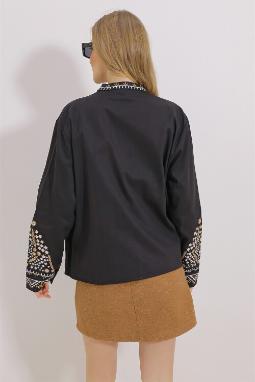 Siyah Çift Cepli Nakışlı Gabardin Ceket