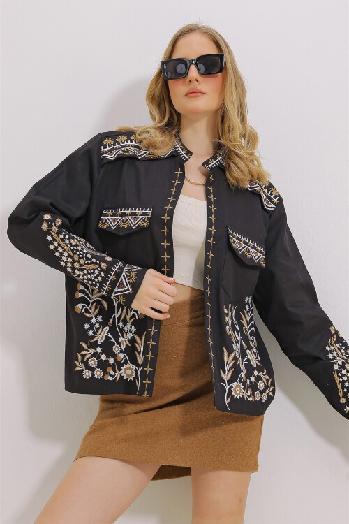 Siyah Çift Cepli Nakışlı Gabardin Ceket