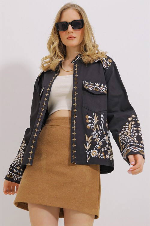 Siyah Çift Cepli Nakışlı Gabardin Ceket