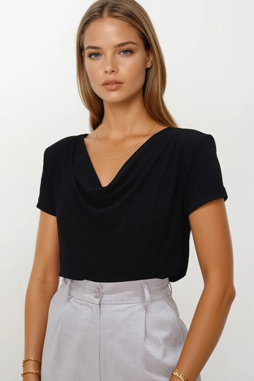 Siyah Degaje Yaka Dökümlü Vatkalı Örme Bluz