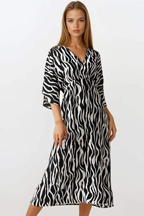 Siyah Derin V Yaka Yırtmaç Detaylı Midi Boy Elbise