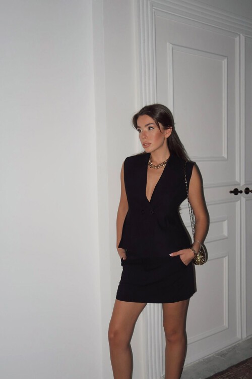 Siyah Düğme Kapamalı Yelek Ve Kemerli Şort Etek Takım