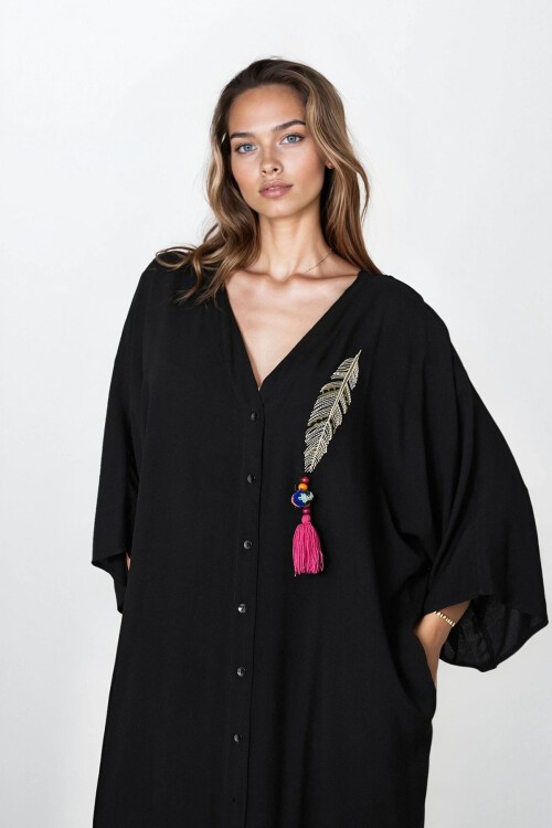 Siyah Düğmeli Çift Cepli Nakışlı Büyük Beden Elbise