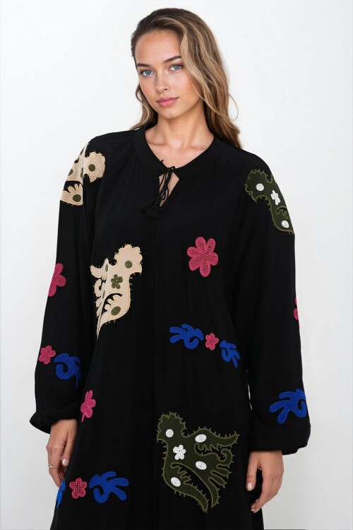 Siyah Hakim Yaka Bağcıklı Kolları Lastikli Desenli Büyük Beden Elbise