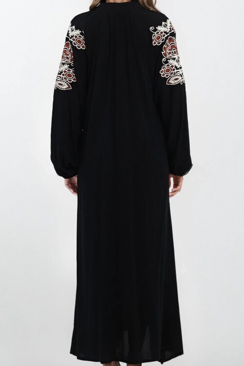 Siyah Hakim Yaka Bağcıklı Nakış İşlemeli Büyük Beden Elbise