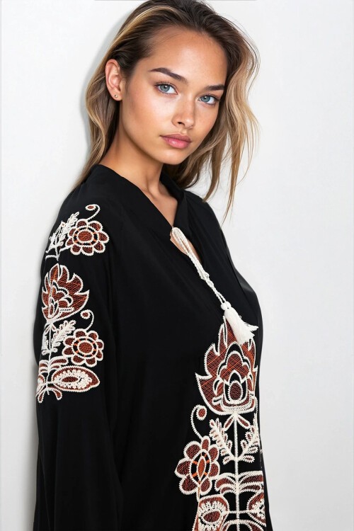 Siyah Hakim Yaka Bağcıklı Nakış İşlemeli Büyük Beden Elbise