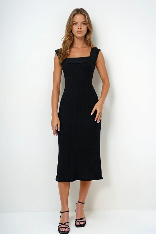 Siyah Kare Yaka Dokulu Maxi Boy Kolsuz Elbise