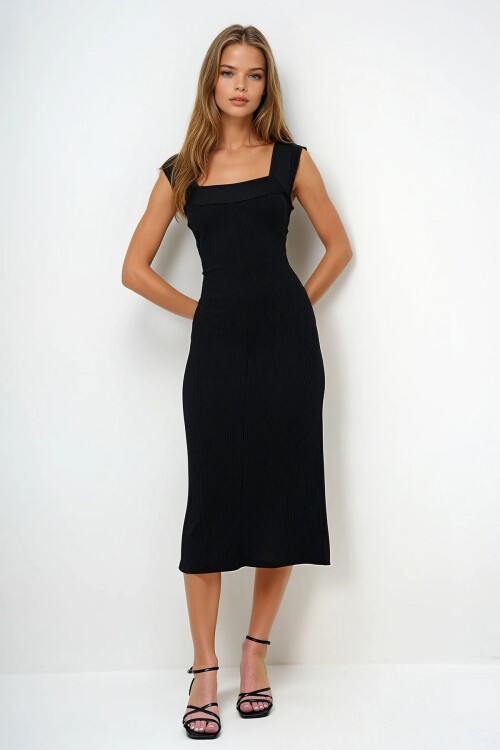 Siyah Kare Yaka Dokulu Maxi Boy Kolsuz Elbise