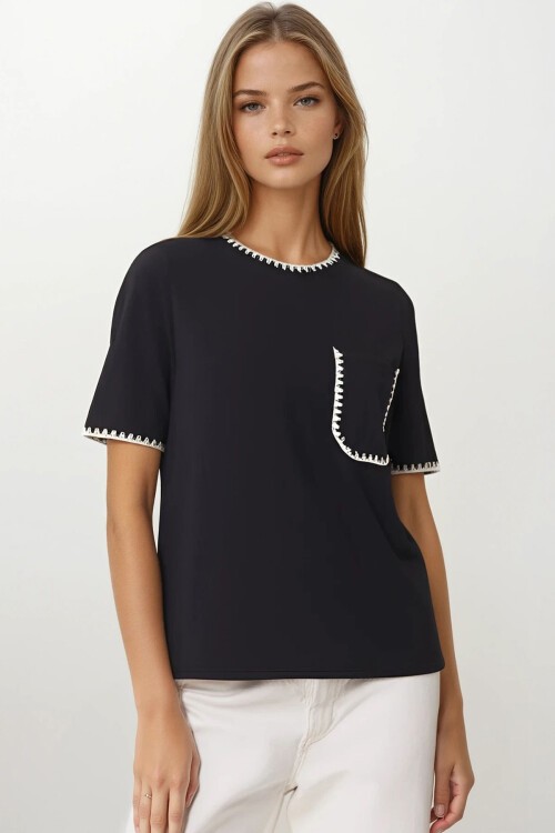Siyah Nakış İşlemeli Tek Cepli T-Shirt