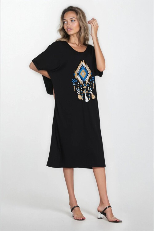 Siyah Nakışlı Kayık Yaka Büyük Beden Elbise