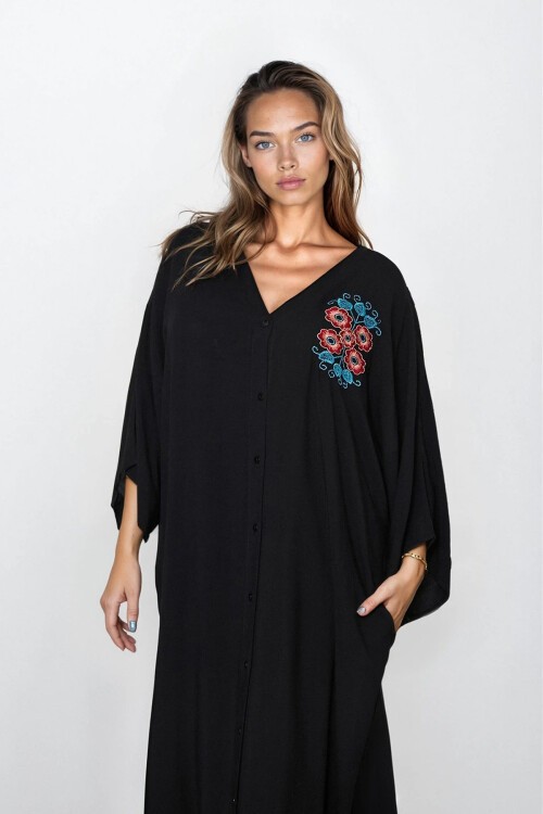 Siyah Önü Düğmeli Nakışlı Büyük Beden Viskon Elbise