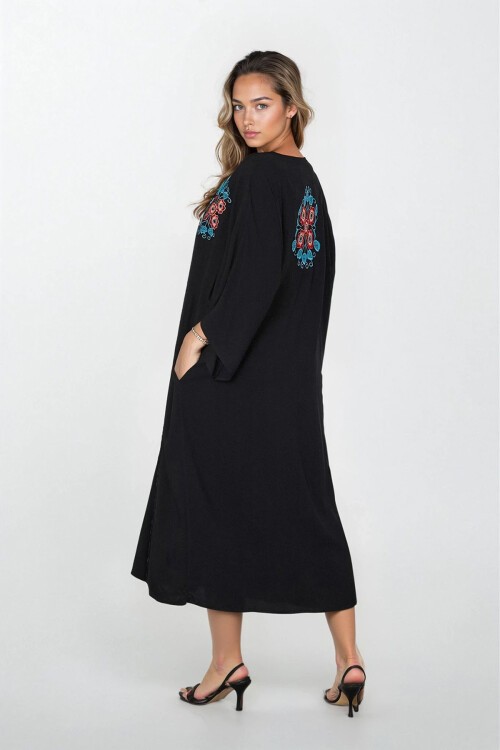 Siyah Önü Düğmeli Nakışlı Büyük Beden Viskon Elbise