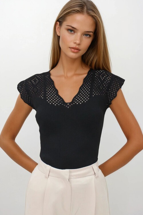 Siyah Önü Ve Arkası V Yaka Delik Ajurlu Triko Bluz