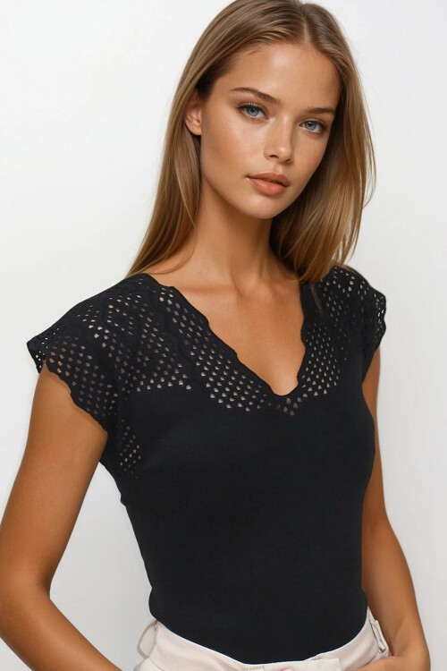 Siyah Önü Ve Arkası V Yaka Delik Ajurlu Triko Bluz