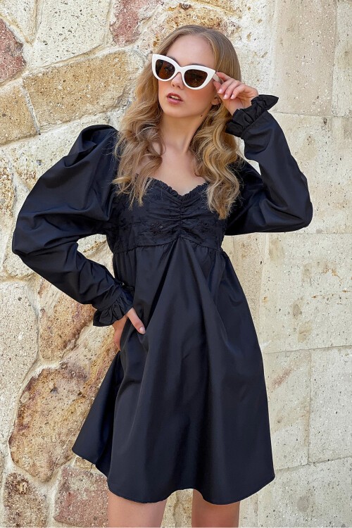 Siyah Öpücük Yaka Prenses Kol Fisto İşlemeli Mini Boy Elbise