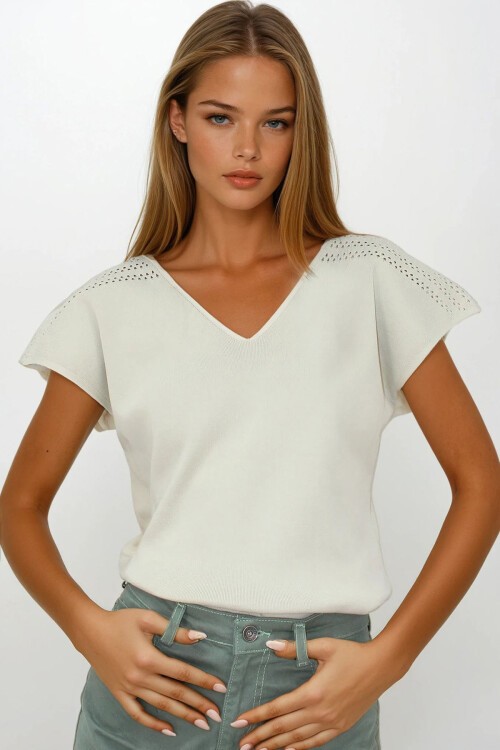 Taş Ajurlu Kolları Yırtmaç Detaylı Triko Bluz