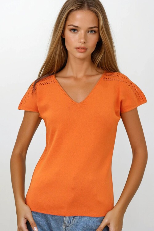 Turuncu Ajurlu Kolları Yırtmaç Detaylı Triko Bluz
