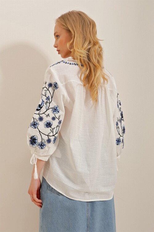 Beyaz V Yaka Karpuz Kol Nakışlı Keten Bluz