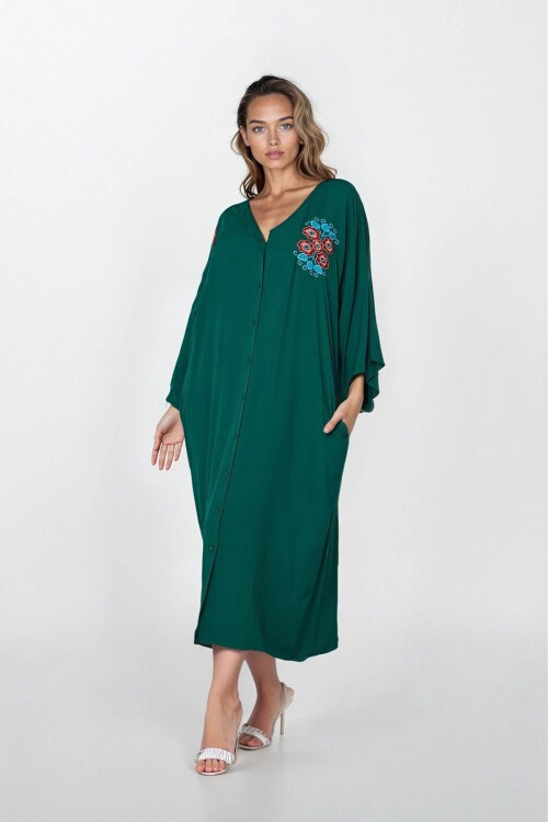 Zümrüt Yeşili Önü Düğmeli Nakışlı Büyük Beden Viskon Elbise