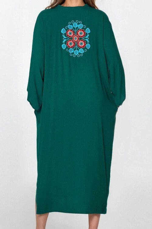 Zümrüt Yeşili Önü Düğmeli Nakışlı Büyük Beden Viskon Elbise