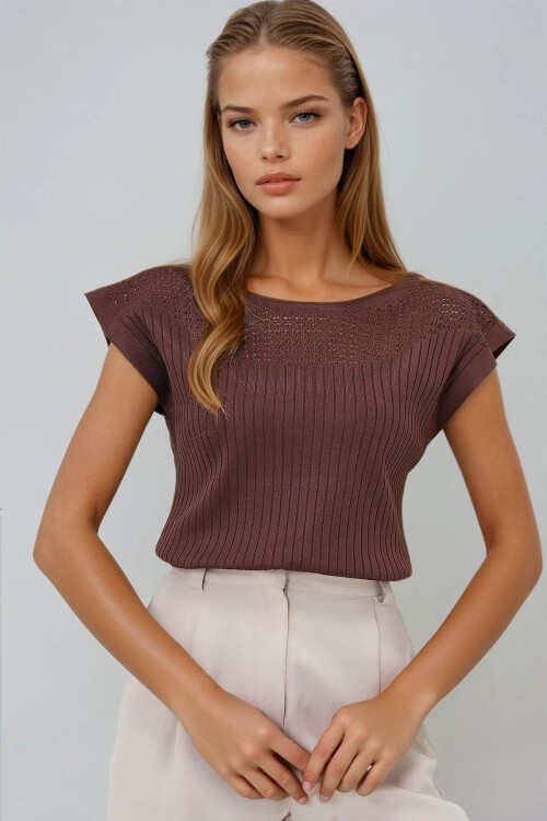 Acı Kahve Kayık Yaka Omuzları Delik Ajurlu Kolsuz Triko Bluz