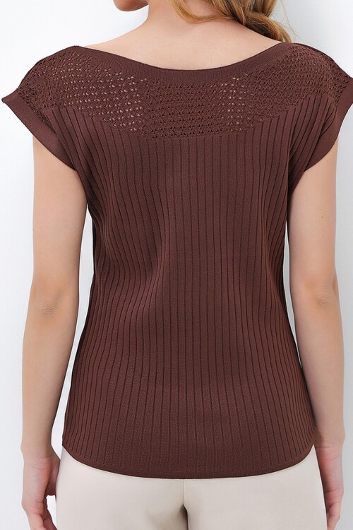 Acı Kahve Kayık Yaka Omuzları Delik Ajurlu Kolsuz Triko Bluz