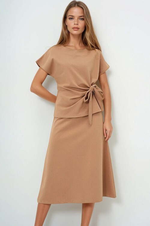 Camel Bisiklet Yaka Drape Detaylı Bluz Ve Kloş Etek Takım