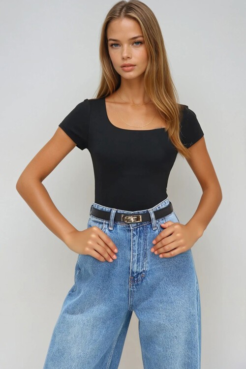 Siyah Kare Yaka Alttan Çıtçıtlı Kısa Kollu Body